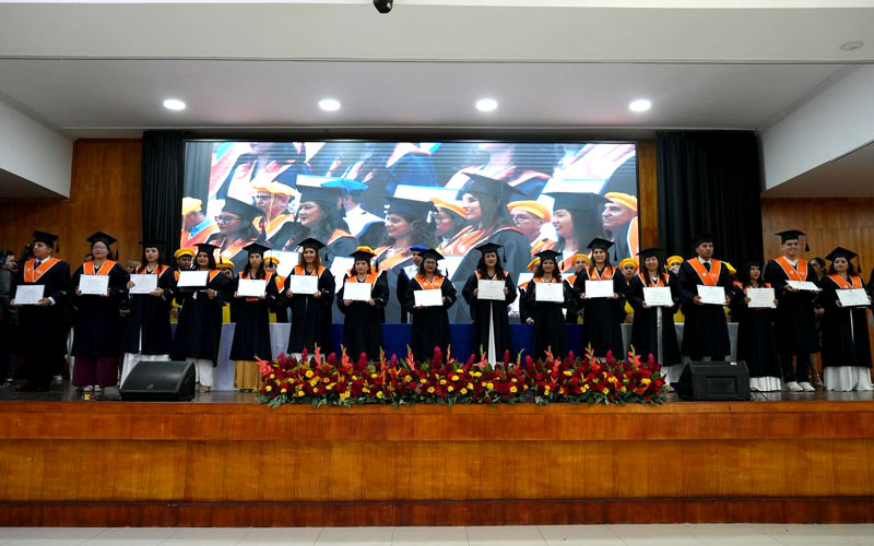 Más de 350 nuevos profesionales de salud se gradúan en la primera jornada de incorporación del día