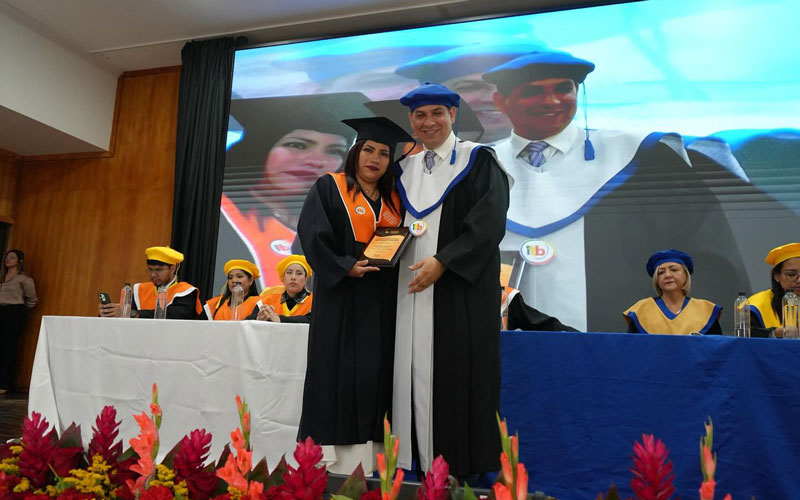 Más de 350 nuevos profesionales de salud se gradúan en la primera jornada de incorporación del día