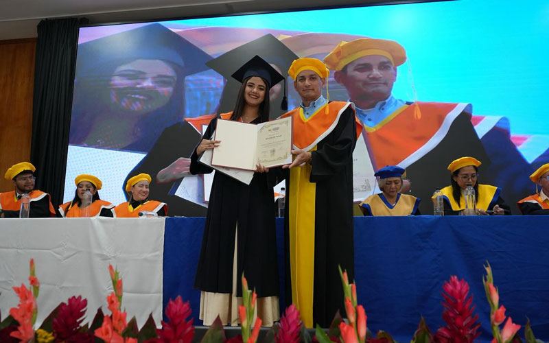 Más de 350 nuevos profesionales de salud se gradúan en la primera jornada de incorporación del día