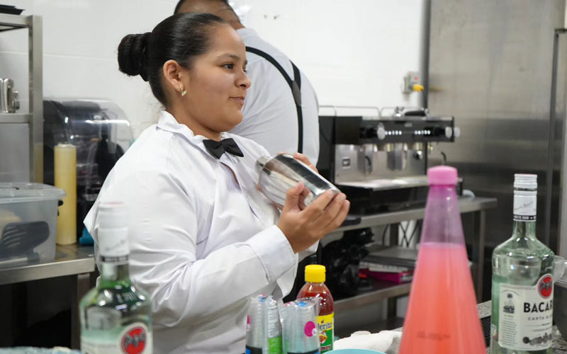  Estudiantes de Gastronomía del ITB cautivan con cena temática "La Ciudad Quién"