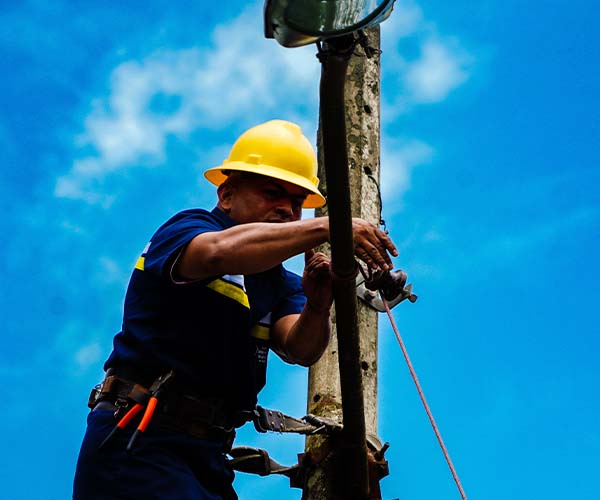 Estudiantes del ITB mejoran infraestructura eléctrica en beneficio de adultos mayores y personas con discapacidad