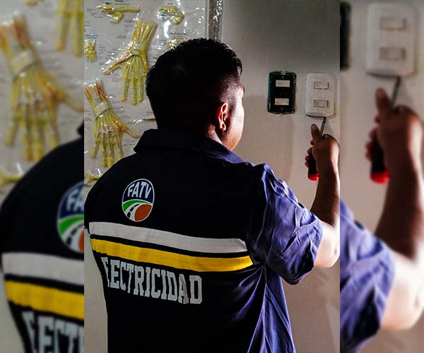 Estudiantes del ITB mejoran infraestructura eléctrica en beneficio de adultos mayores y personas con discapacidad