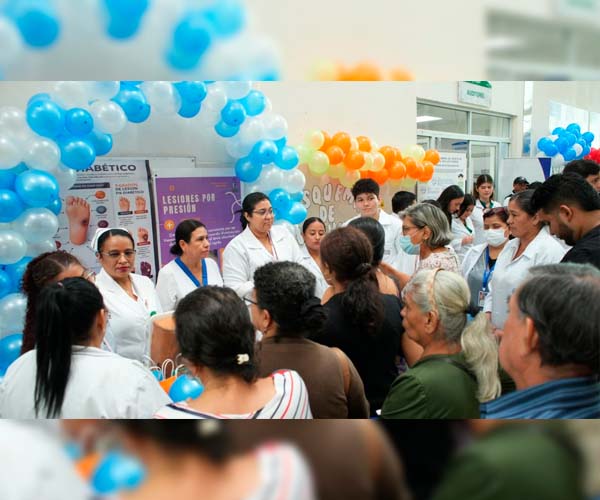 Estudiantes participaron en feria por el aniversario del Hospital del IESS Los Ceibos