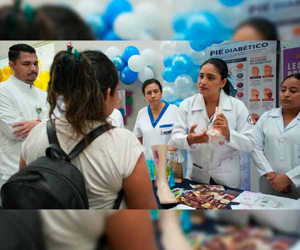 Estudiantes participaron en feria por el aniversario del Hospital del IESS Los Ceibos