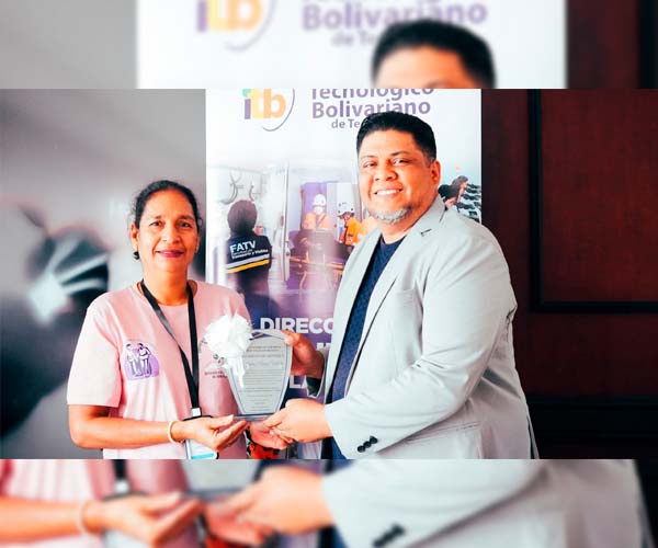 ITB recibe reconocimiento y entrega silla de ruedas eléctrica a beneficiaria