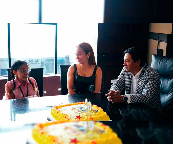 ITB recibe reconocimiento y entrega silla de ruedas eléctrica a beneficiaria