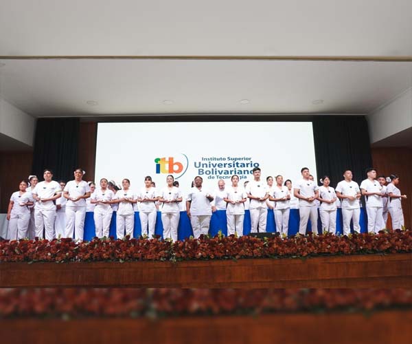 La llama de la vocación y el compromiso iluminó la Ceremonia de la Luz de Enfermería