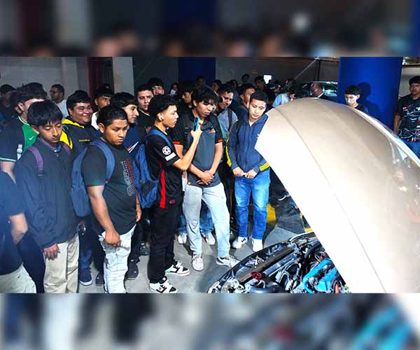 Estudiantes de Mecánica Automotriz fortalecieron conocimientos en diagnóstico electrónico automotriz.