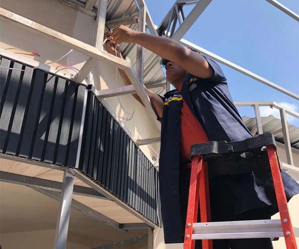 Estudiantes de Electricidad realizan sus prácticas preprofesionales.