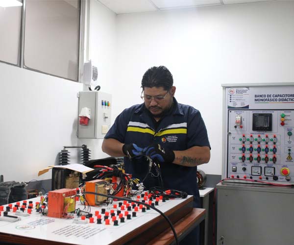  Estudiantes de Electricidad demostraron sus competencias profesionales durante el examen de titulación práctico