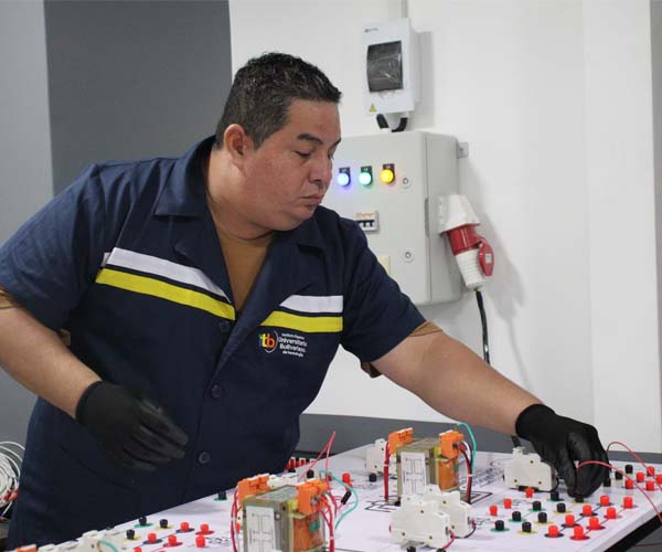  Estudiantes de Electricidad demostraron sus competencias profesionales durante el examen de titulación práctico