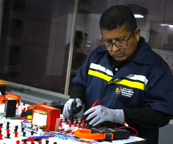  Estudiantes de Electricidad demostraron sus competencias profesionales durante el examen de titulación práctico