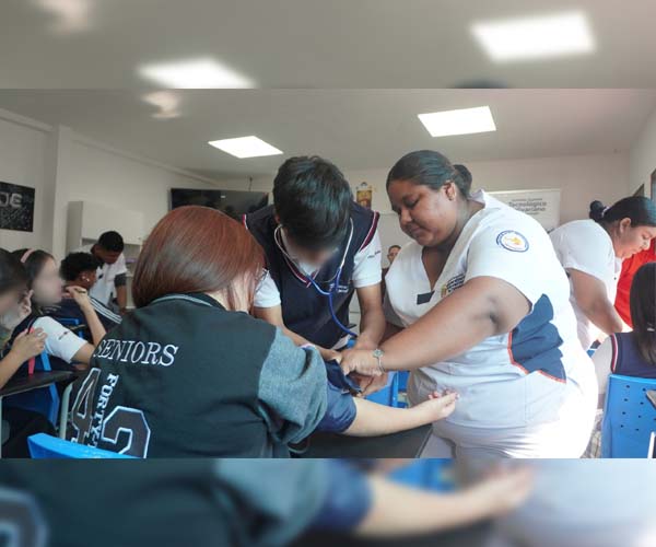 Estudiantes de Enfermería del ITB fortalecen la cultura de prevención en bachilleres de American School