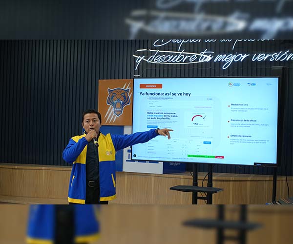 Estudiantes del ITB obtienen el primer lugar en Hackathon de innovación energética organizada por CNEL EP