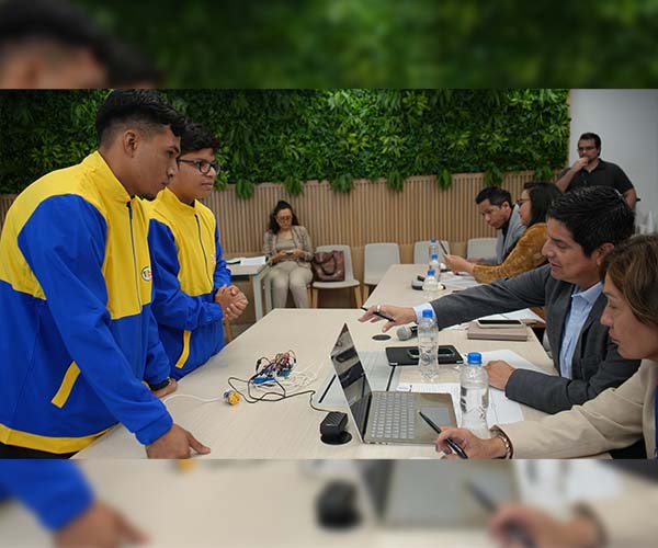 Estudiantes del ITB obtienen el primer lugar en Hackathon de innovación energética organizada por CNEL EP