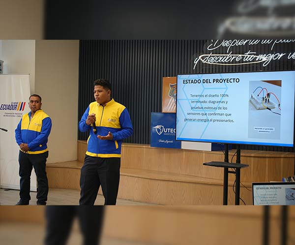 Estudiantes del ITB obtienen el primer lugar en Hackathon de innovación energética organizada por CNEL EP