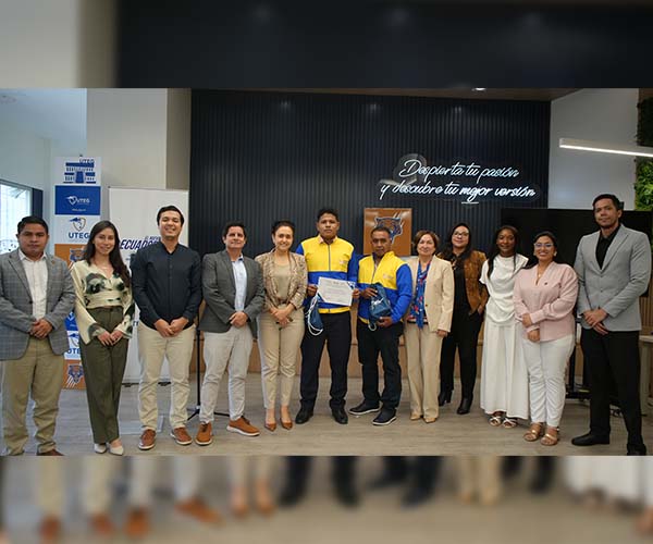 Estudiantes del ITB obtienen el primer lugar en Hackathon de innovación energética organizada por CNEL EP