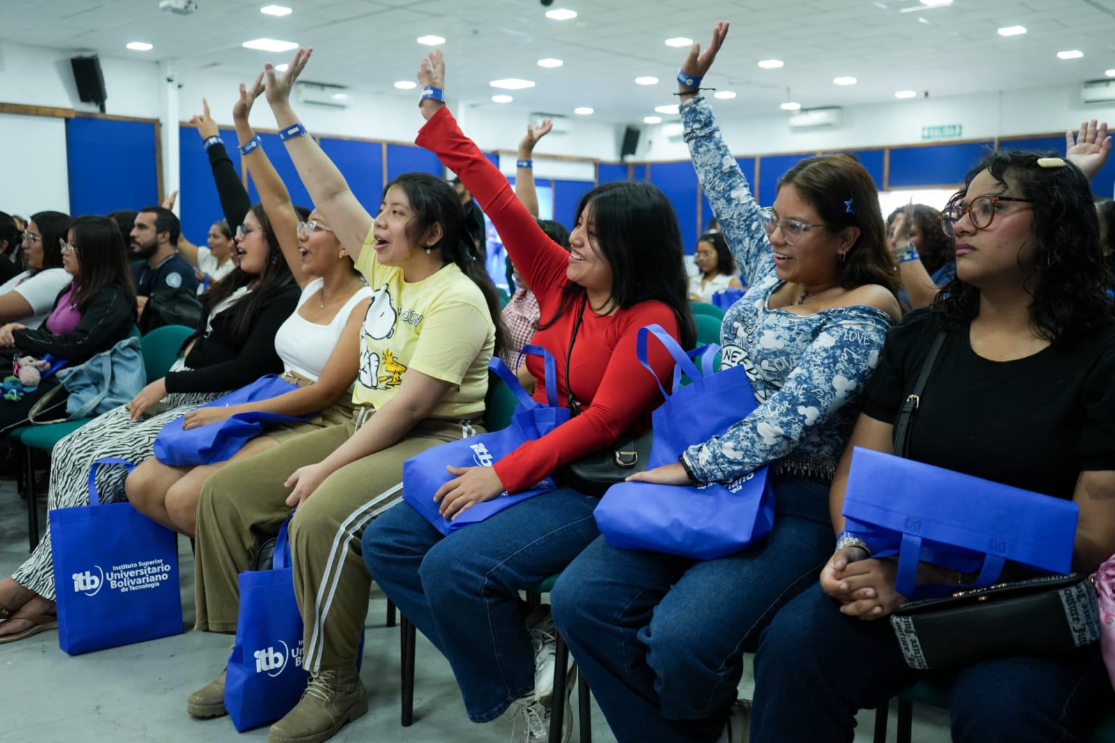 Vive la Experiencia del ITB acercó a futuros estudiantes a la formación práctica en Laboratorio Clínico, Tricología y Cosmiatría, y Estética Integral.