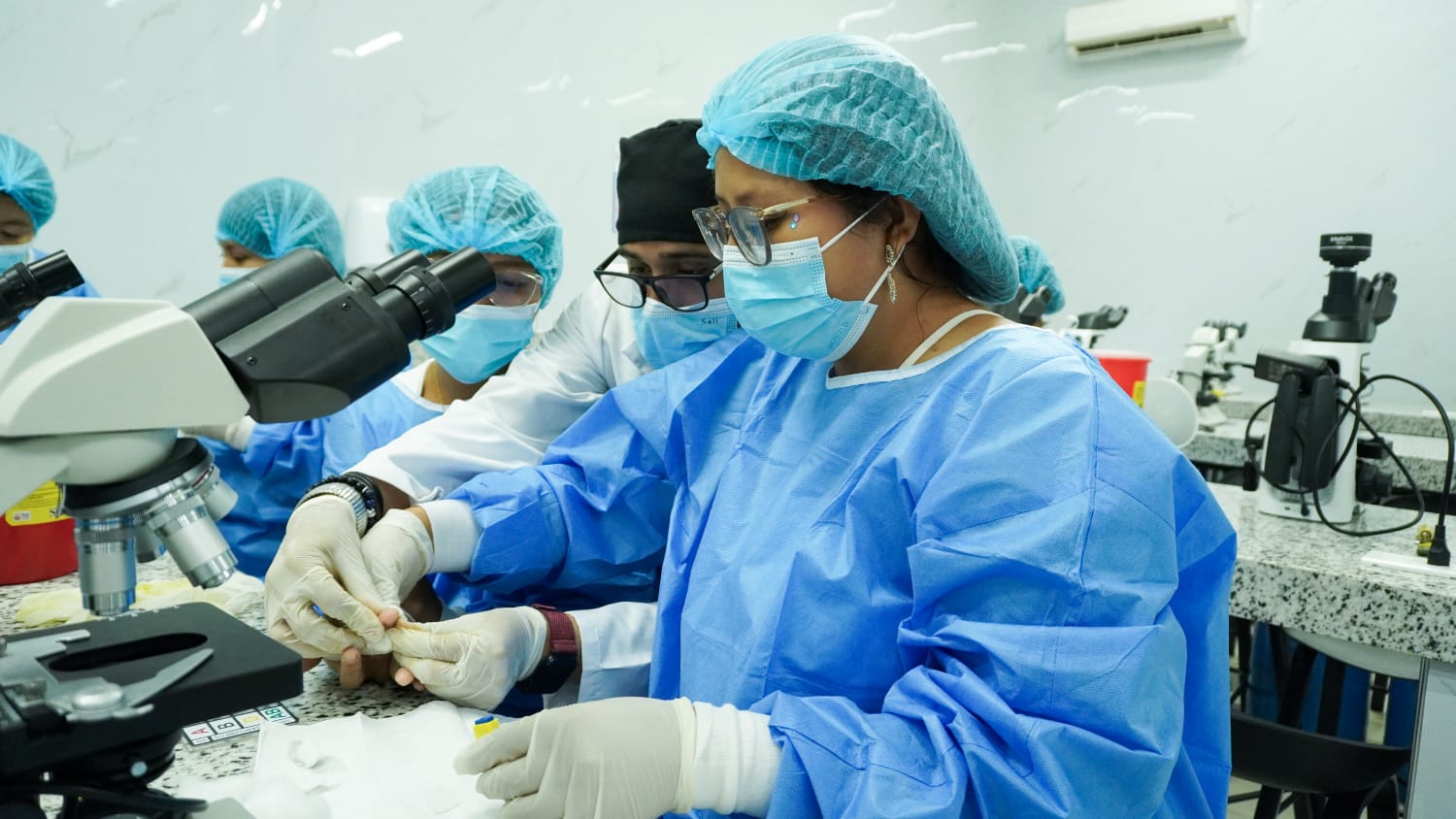Vive la Experiencia del ITB acercó a futuros estudiantes a la formación práctica en Laboratorio Clínico, Tricología y Cosmiatría, y Estética Integral.