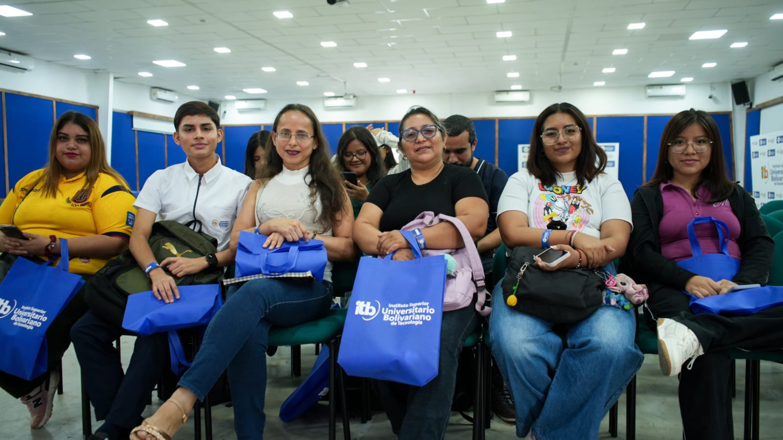 Vive la Experiencia del ITB acercó a futuros estudiantes a la formación práctica en Laboratorio Clínico, Tricología y Cosmiatría, y Estética Integral.