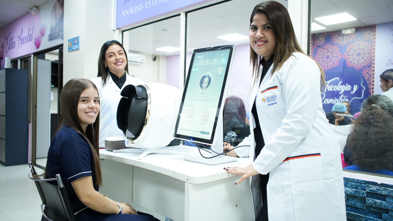 Vive la Experiencia del ITB acercó a futuros estudiantes a la formación práctica en Laboratorio Clínico, Tricología y Cosmiatría, y Estética Integral.