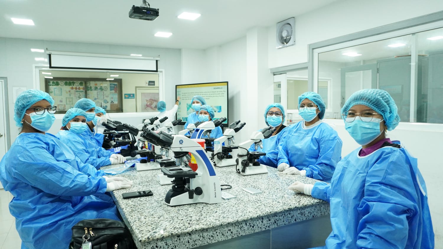Vive la Experiencia del ITB acercó a futuros estudiantes a la formación práctica en Laboratorio Clínico, Tricología y Cosmiatría, y Estética Integral.