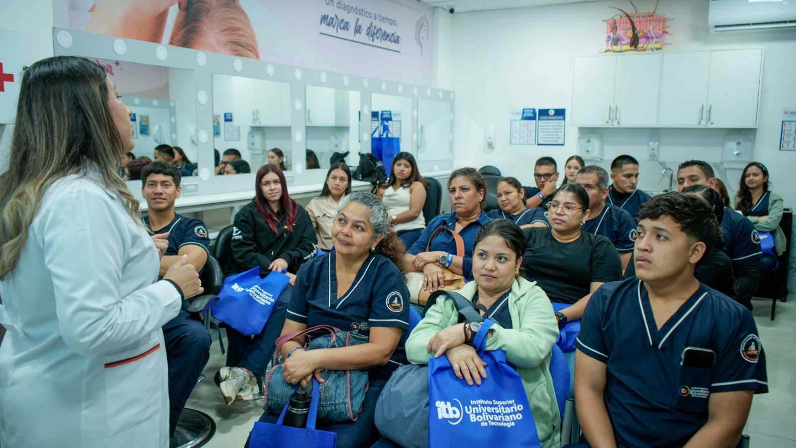 Vive la Experiencia del ITB acercó a futuros estudiantes a la formación práctica en Laboratorio Clínico, Tricología y Cosmiatría, y Estética Integral.