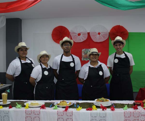 Estudiantes de Gastronomía del Grupo Becas DASE rescataron la identidad culinaria de seis provincias en su Examen Final
