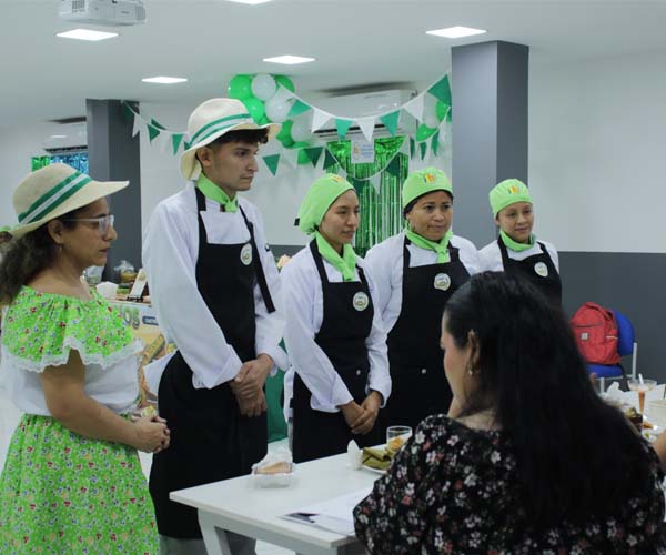 Estudiantes de Gastronomía del Grupo Becas DASE rescataron la identidad culinaria de seis provincias en su Examen Final