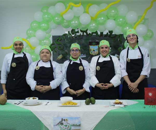 Estudiantes de Gastronomía del Grupo Becas DASE rescataron la identidad culinaria de seis provincias en su Examen Final