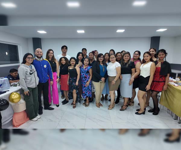 Estudiantes de Diseño de Modas presentan resultados de la asignatura Confección I