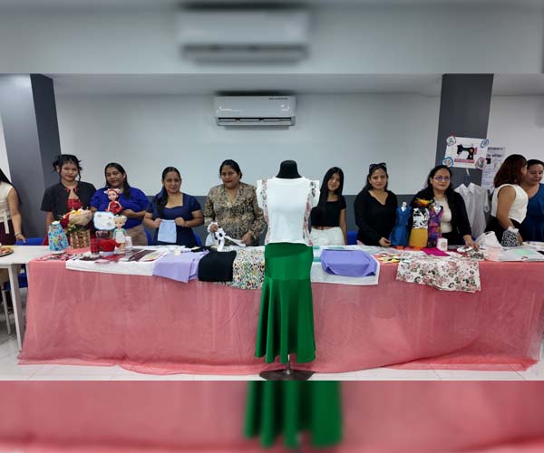 Estudiantes de Diseño de Modas presentan resultados de la asignatura Confección I