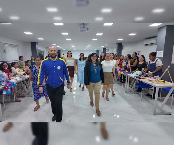 Estudiantes de Diseño de Modas presentan resultados de la asignatura Confección I