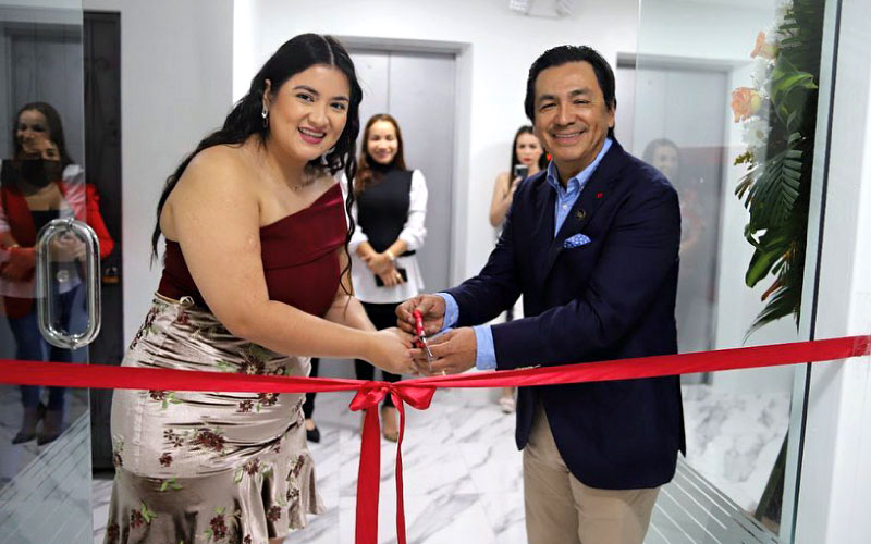 Autoridades presentes en ceremonia de inauguración