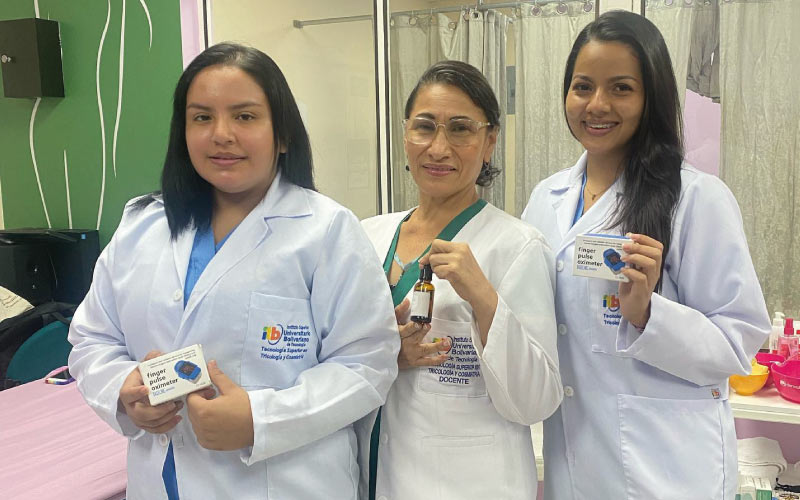 Estudiantes de la carrera de Tricología y Cosmiatría, realizaron sus prácticas de Análisis Estéticos y Técnicas Varias II
