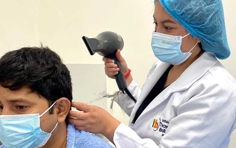 Estudiantes de la carrera de Tricología y Cosmiatría rinden su examen práctico de seminario de titulación