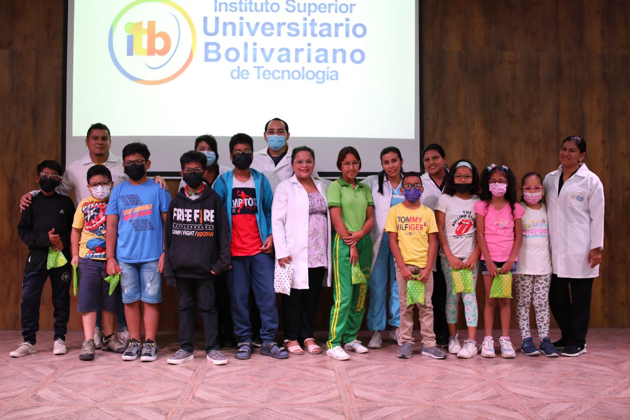 Con el objetivo de beneficiar a la sociedad ecuatoriana, los estudiantes de Tecnología Superior en Optometría donaron 50 lentes para niños y niñas