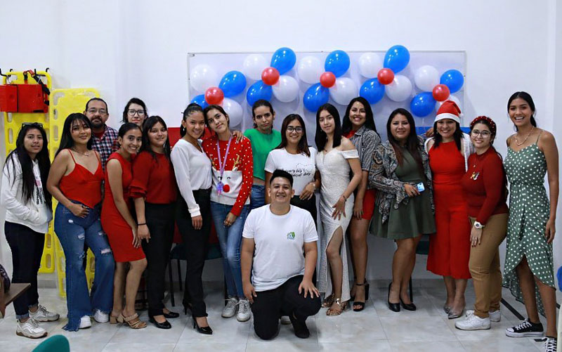 Estudiantes reciben certificado por culminar el curso de primeros auxilios Como parte del proceso de formación académica