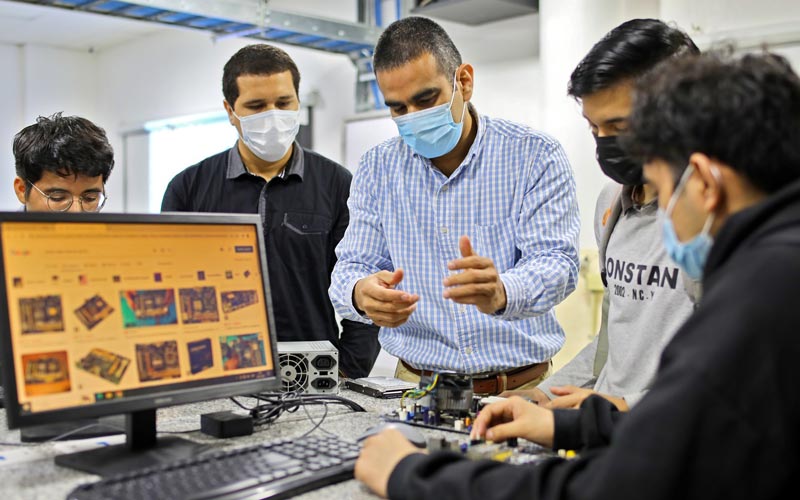 Estudiantes del ITB aprenden a construir computadoras