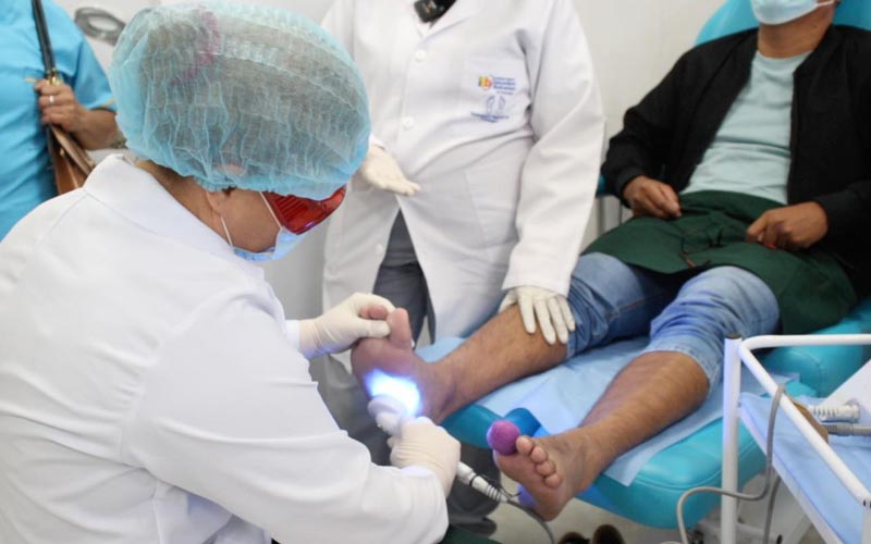 Estudiantes de podología atienden a pacientes durante la teleclínica