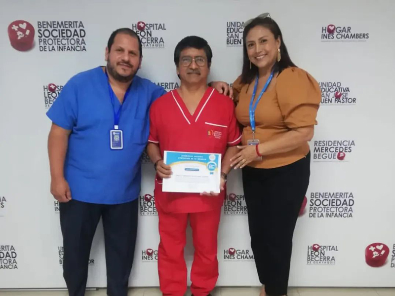 Estudiantes de Optometría son parte de la Misión Humanitaria de Cataratas See International