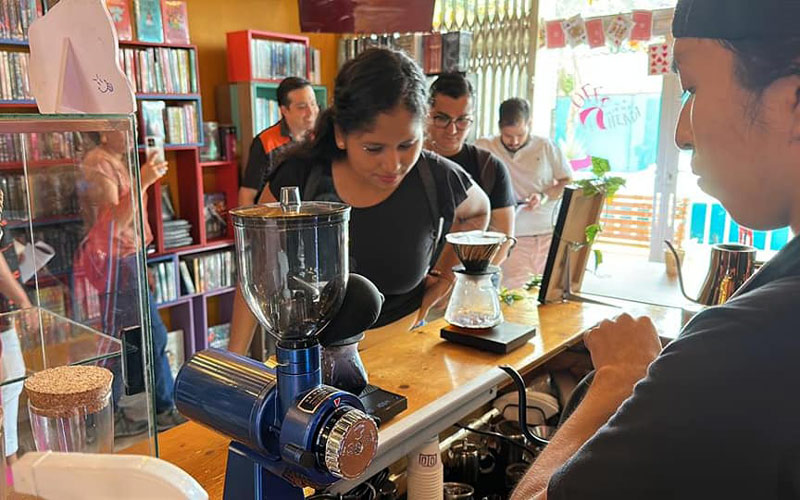 Estudiantes disfrutan de una experiencia cafetera