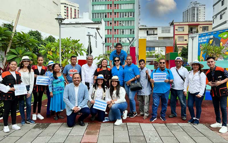 Estudiantes de Turismo guían a personas con discapacidad visual