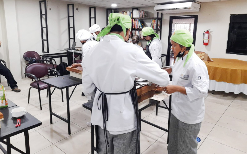 ¡Logramos realizar la torta navideña más grande de la ciudad! Estudiantes de la carrera Tecnología Superior en Gastronomía, junto a la Academia Pastel