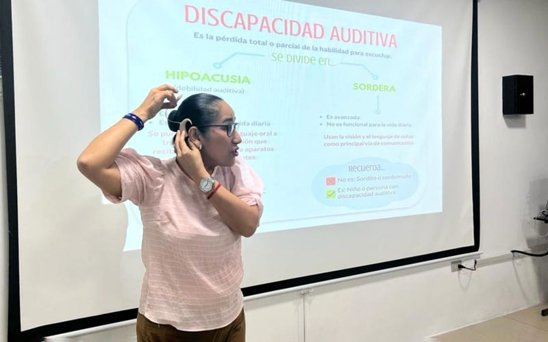 Personal administrativo y académico participan en charlas sobre inclusión social