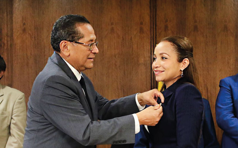 Reconocimiento a los médicos destacados por la Asamblea Nacional. Felicitaciones a la Dra. Rosangela Caicedo Quiroz