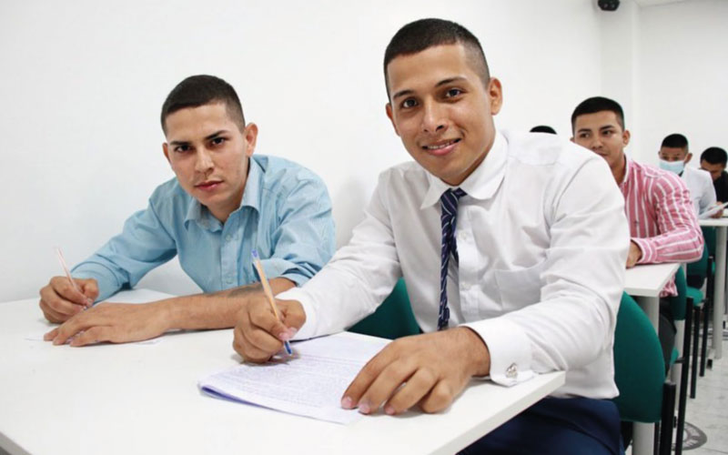 Más de 1000 estudiantes rindieron examen complexivo como parte final de su formación académica