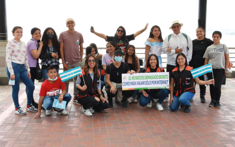 Estudiantes de la carrera Guía Nacional de Turismo orientaron a turistas y ciudadanos durante su recorrido por la ciudad