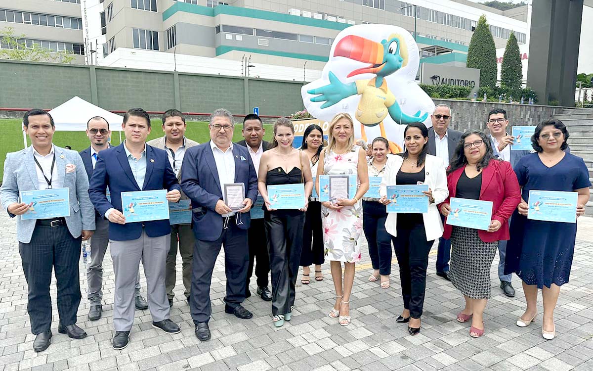  Autoridades y docentes de ITB & UBE reciben reconocimiento por apoyo a la Campaña Nacional de Vacunación 2023