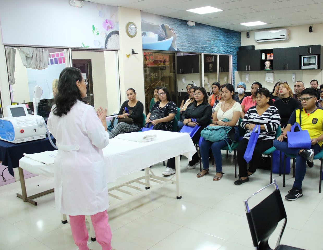 Más de 53 personas vivieron la experiencia de ser un profesional en Tricología y Cosmiatría por 1 día